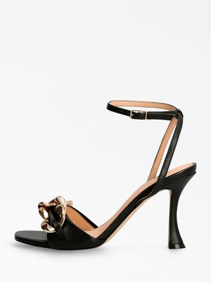 není fotka – Guess Ženy, Ženy, Ženy