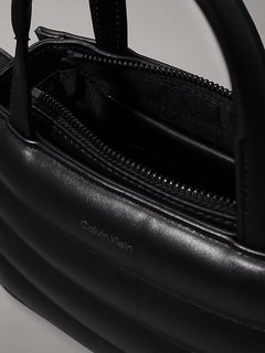 Line Quilt Mini kabelka Černá barva Ženy