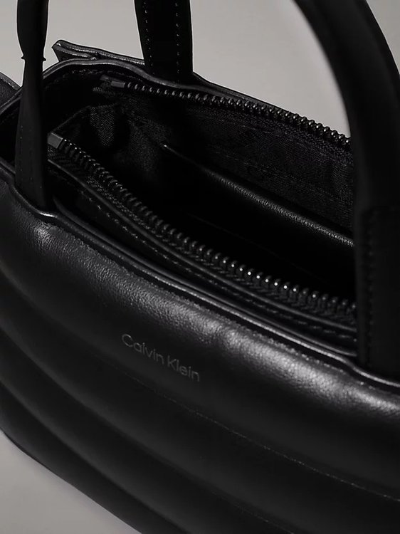 Line Quilt Mini kabelka Černá barva Ženy