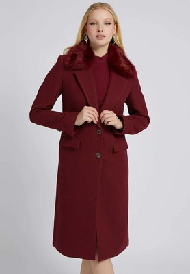 Vínová, Červená barva, Laurence kabát