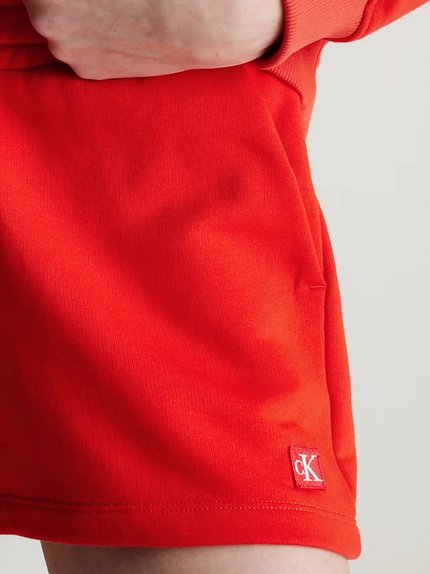 Módní CK Embro Badge šortky, Červená barva, 2024