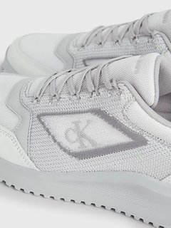 Šedá barva, Eva Runner tenisky