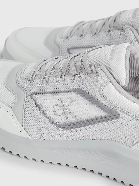 Šedá barva, Eva Runner tenisky