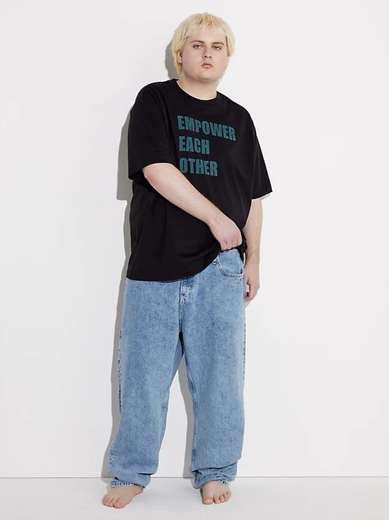 Černá barva, Empower Slogan triko