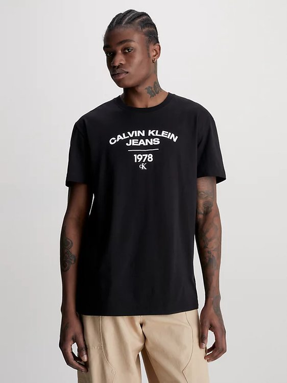 Calvin Klein Jeans – Varsity Curve triko, Černá barva