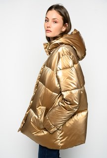 Pinko, Zlatá barva Savio bunda