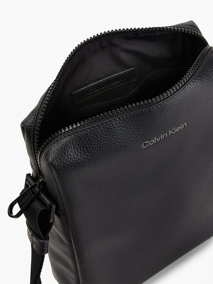 Módní K50K508690-BAX crossbody, 2022