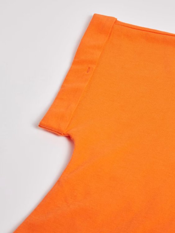 GUESS, Oranžová barva Not A Photo triko