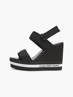 Černá barva, Wedge sandály