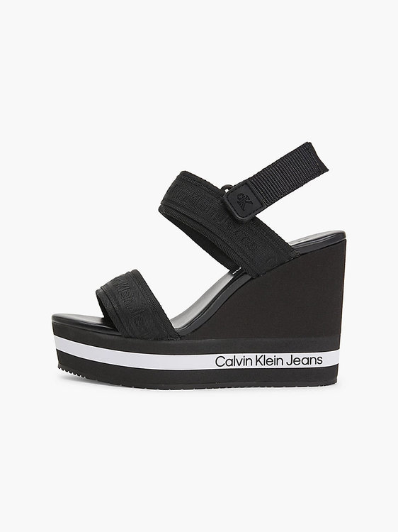 Černá barva, Wedge sandály