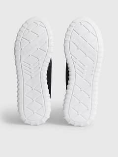 Černá barva, Spor Run tenisky