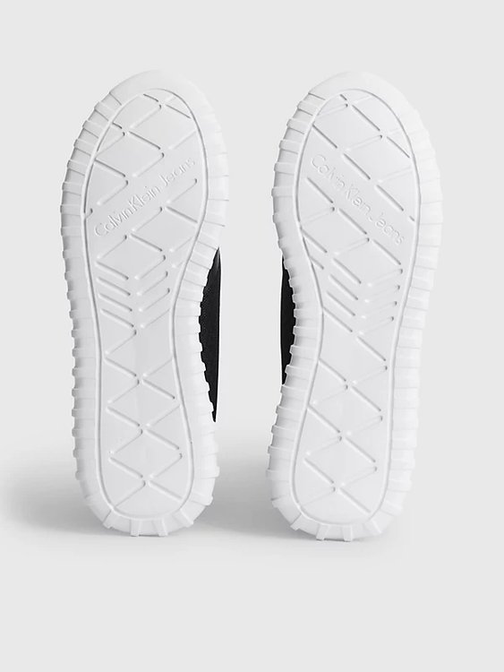 Černá barva, Spor Run tenisky