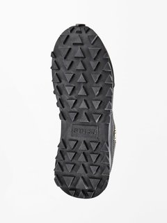 Černá barva, Selvie tenisky