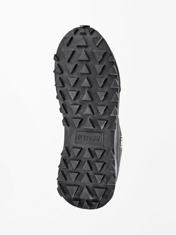 Černá barva, Selvie tenisky