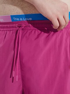 Růžová barva, Monologo Nylon šortky