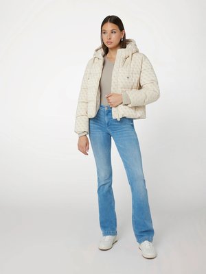 W4BL36WGJZ0-FN1E BUNDA – GUESS, Krémová barva Ženy