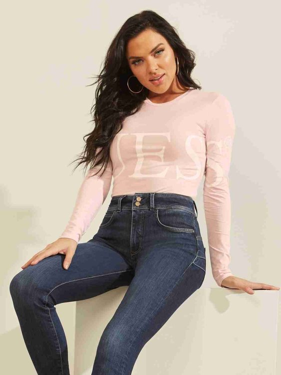 Guess, Růžová barva Logo body
