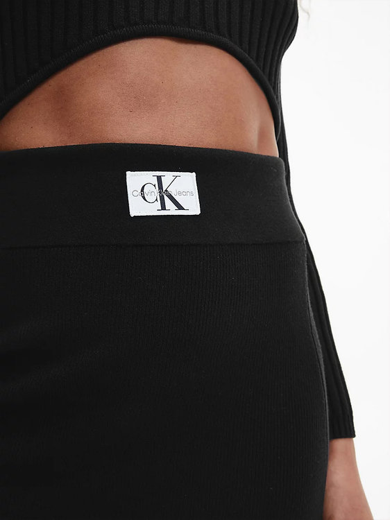 Černá barva, Badge úpletová sukně