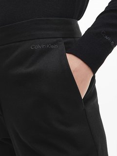 Černá barva, Gabardine kalhoty