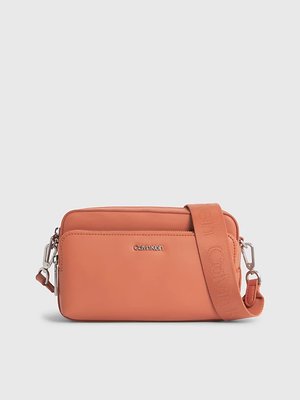 Calvin Klein Jeans – CK Must crossbody, Oranžová barva
