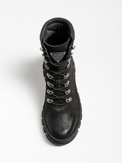 Černá barva, Hearly combat boots