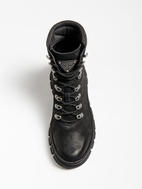 Černá barva, Hearly combat boots