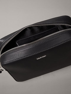 Černá barva, CK Must Small crossbody
