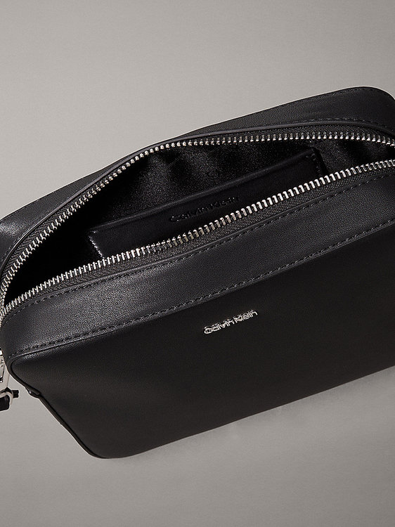 Černá barva, CK Must Small crossbody