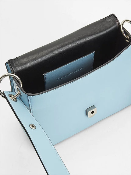 Sculpted crossbody Modrá barva Ženy