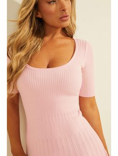 Růžová barva, Scoop šaty