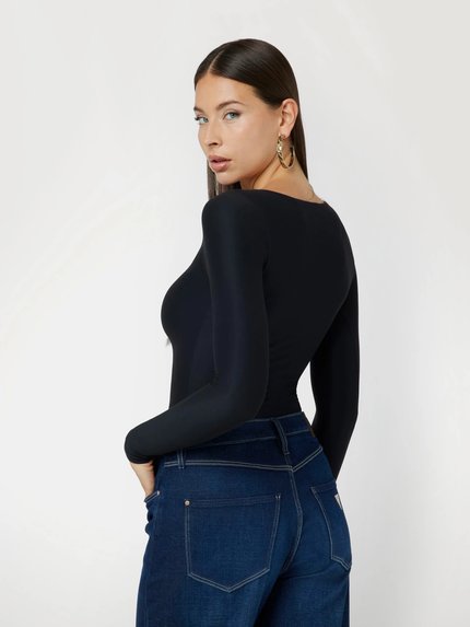 Módní Amira Logo Placket top, Černá barva, 2024