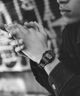 Černá barva, Timex LAB T80 hodinky