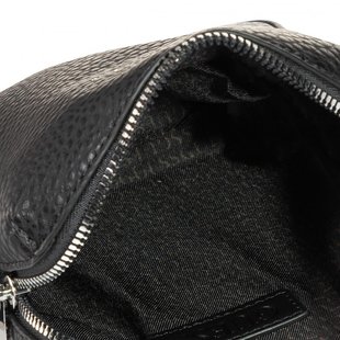 Černá barva, Dan crossbody