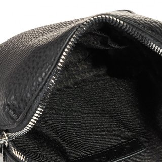 Černá barva, Dan crossbody