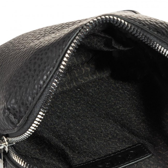 Černá barva, Dan crossbody