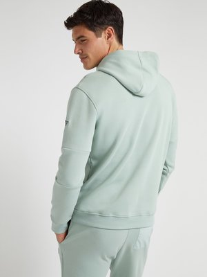 Zelená barva, Christopher mikina