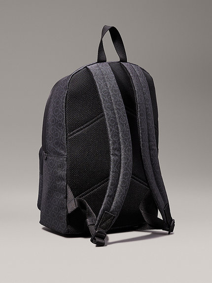 Módní CK Must Round batoh, Černá barva, 2024