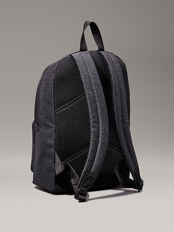 Módní CK Must Round batoh, Černá barva, 2024