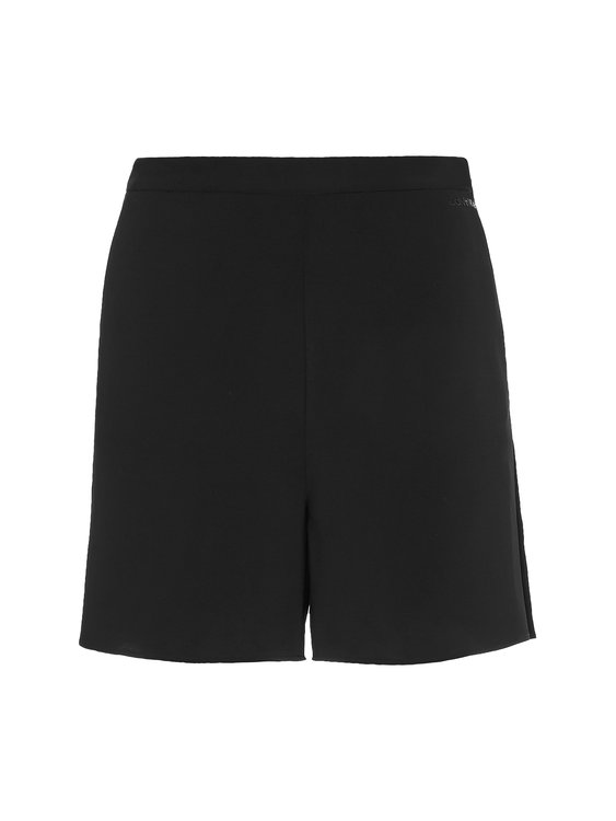 Černá barva, Crepe kraťasy