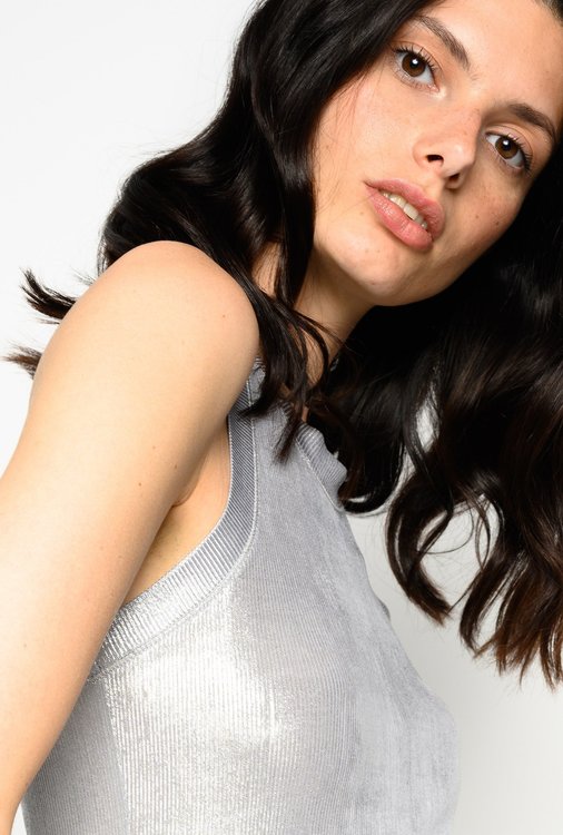 Stříbrná barva, Tílko