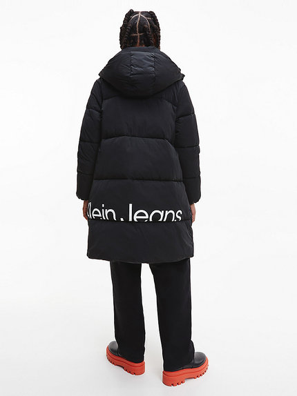 Černá barva, Oversized puffer kabát