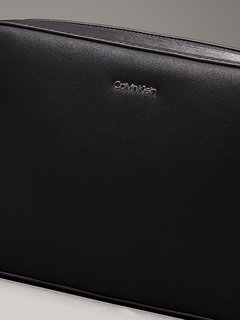 CK Must Small crossbody Černá barva Ženy