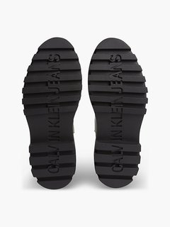 Bílá barva, Krátké kozačky na platformě