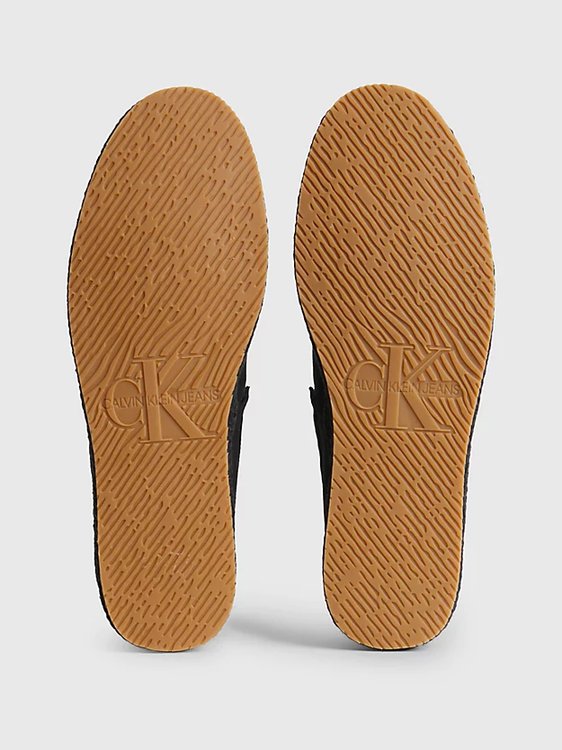 Černá barva, Monogram espadrilky