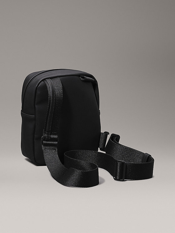 Módní CK Essential crossbody, Černá barva, 2024