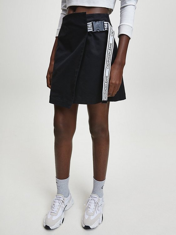 Calvin Klein Jeans – Sukně Buckle Logo Strap, Černá barva