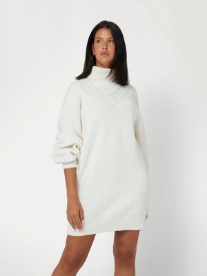 GUESS – Turtleneck Katie šaty, Bílá barva