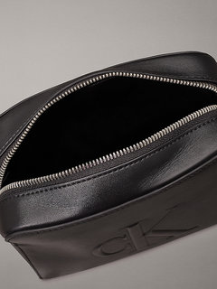 Sculpted crossbody Černá barva Ženy