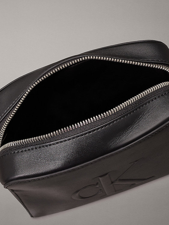 Sculpted crossbody Černá barva Ženy