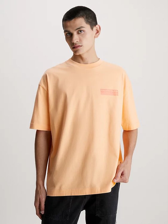 Calvin Klein Jeans – Oversized Stacked triko, Oranžová barva